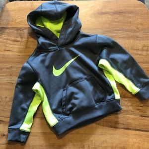 Nike therma fit 2t hooded sweatshirt